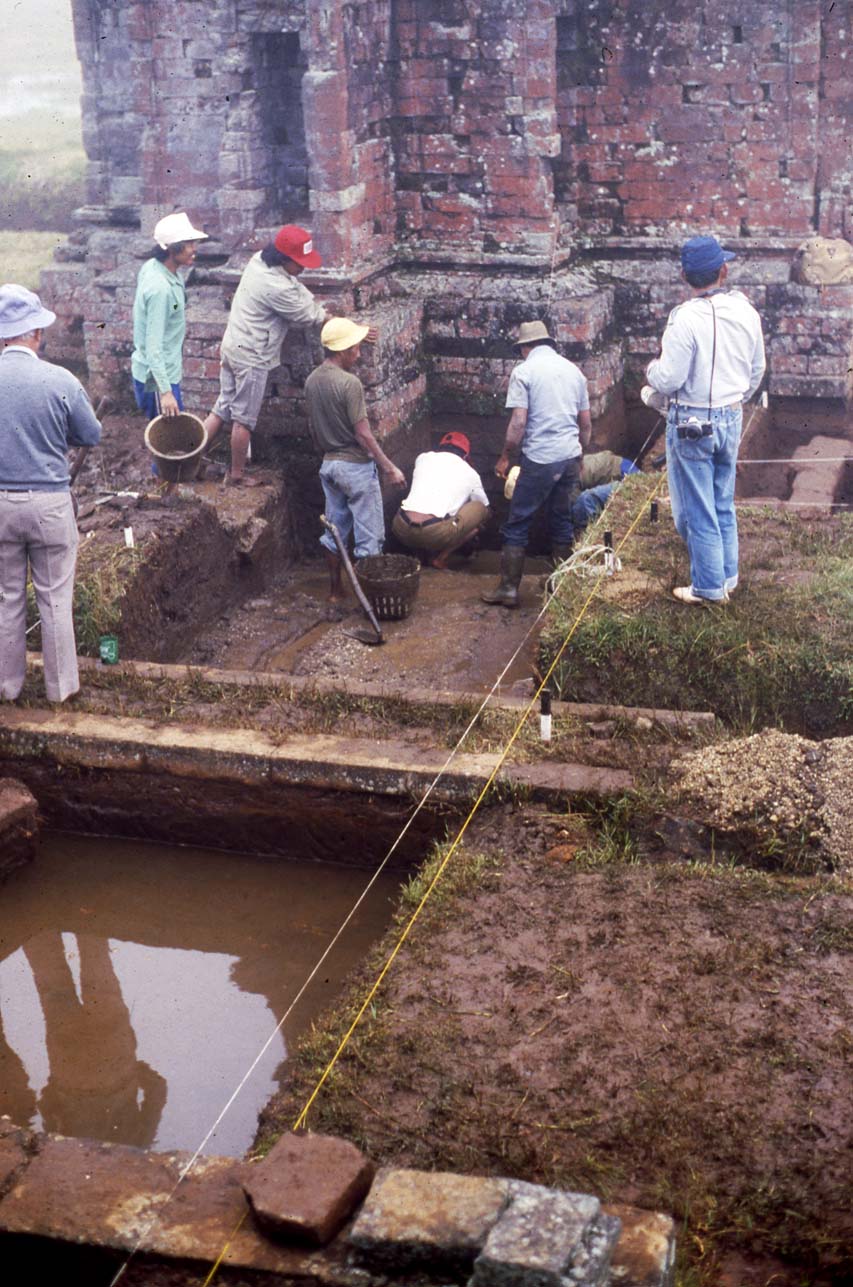 Photo 07. Excavation of Candi Puntadewa, 1985. Note the pile of white gravel at the right of the photo. One of the interesting discoveries of this project was the discovery of an artificial layer of white gravel beneath the temple. Archaeologist Jacques Dumarçay is at left. No ceramics were found in this excavation.