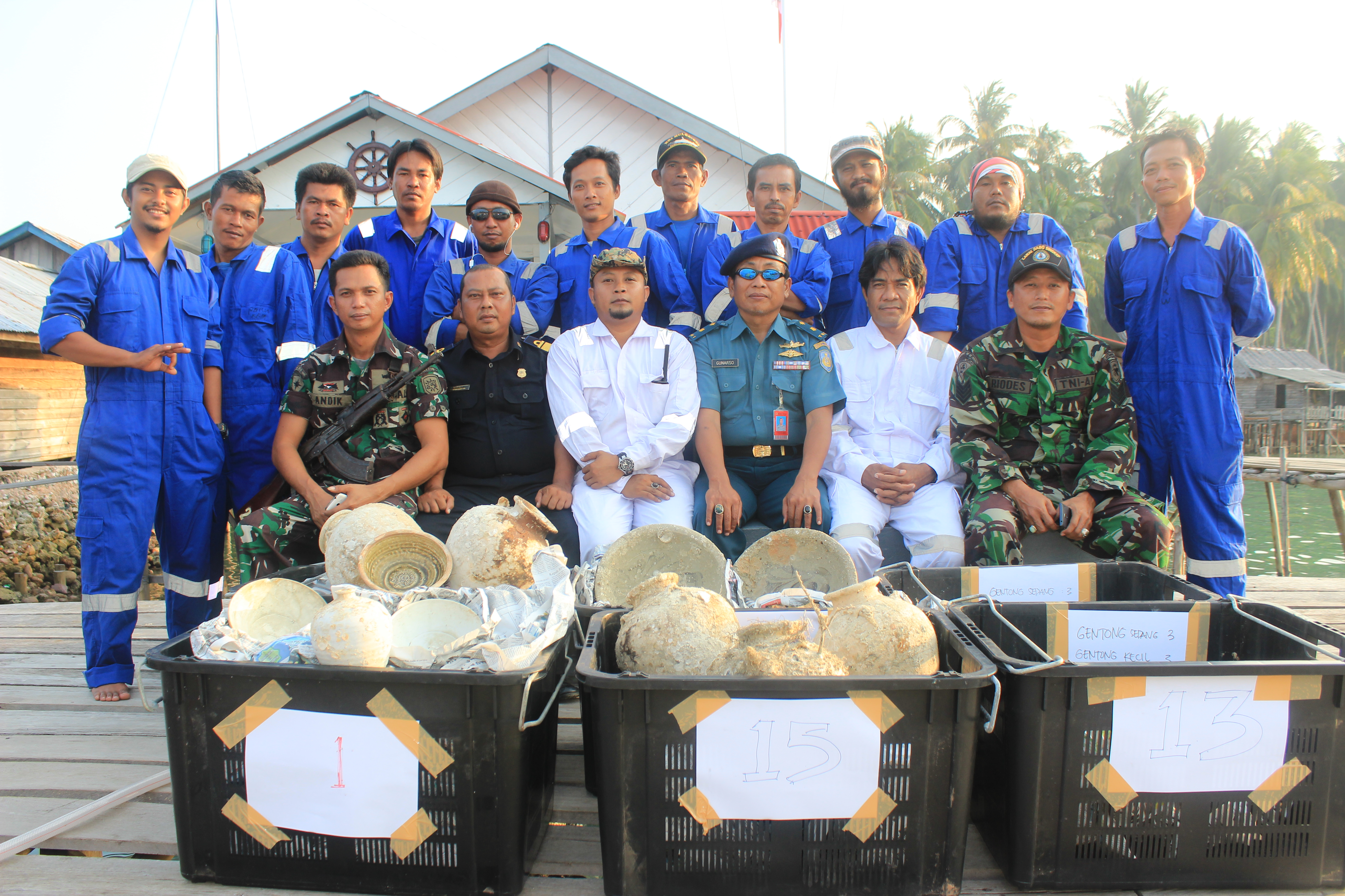The PT Cosmix Asia excavation team with accompanying Indonesian Navy and Marine Police personnel.