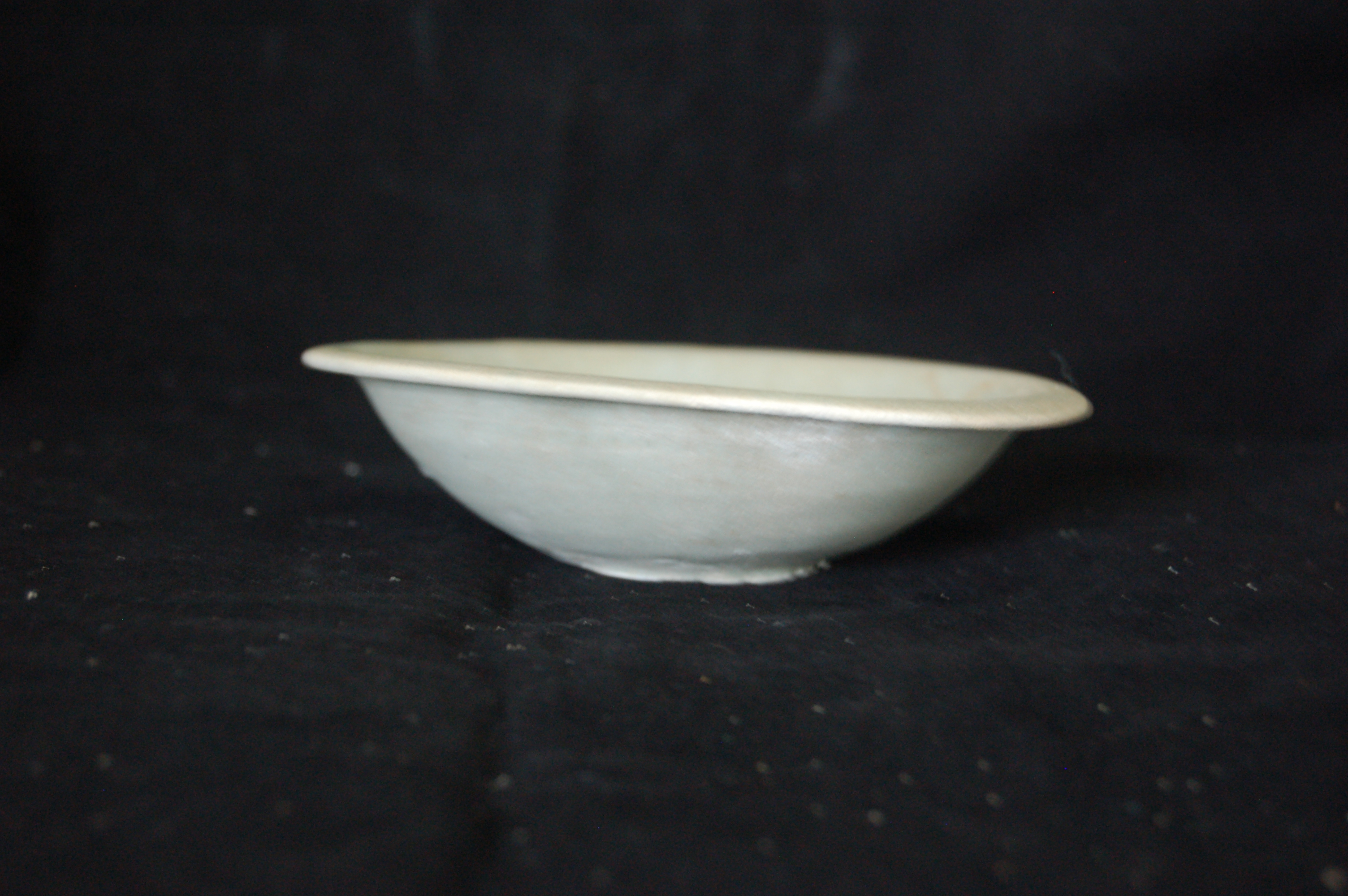 Small shallow bowl flattened everted rim, lightly incised ring in the well, a rounded wall and a flat base. Diameter 11 cm, height 2.5 cm.