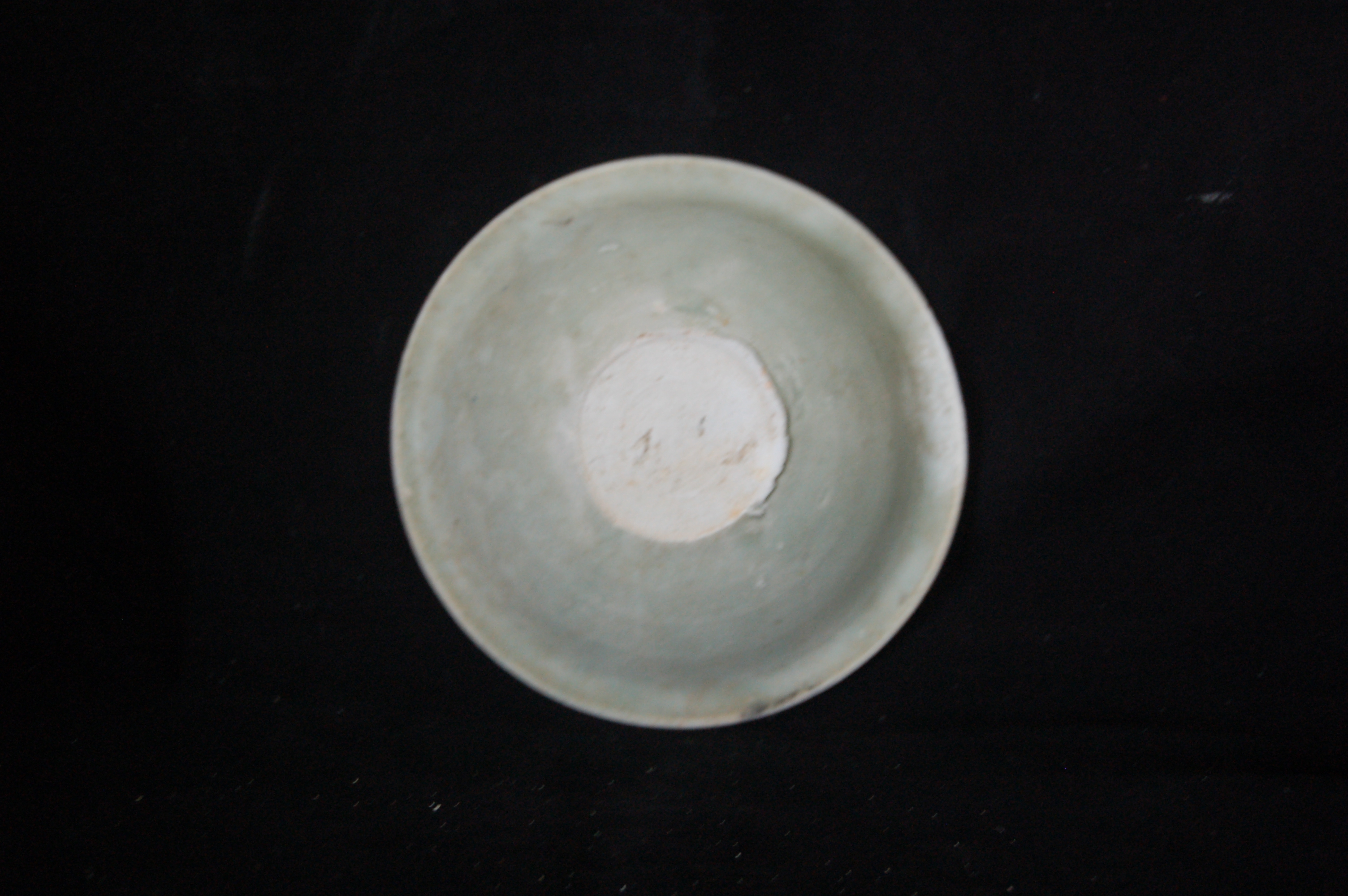 Small shallow bowl flattened everted rim, lightly incised ring in the well, a rounded wall and a flat base. Diameter 11 cm, height 2.5 cm.