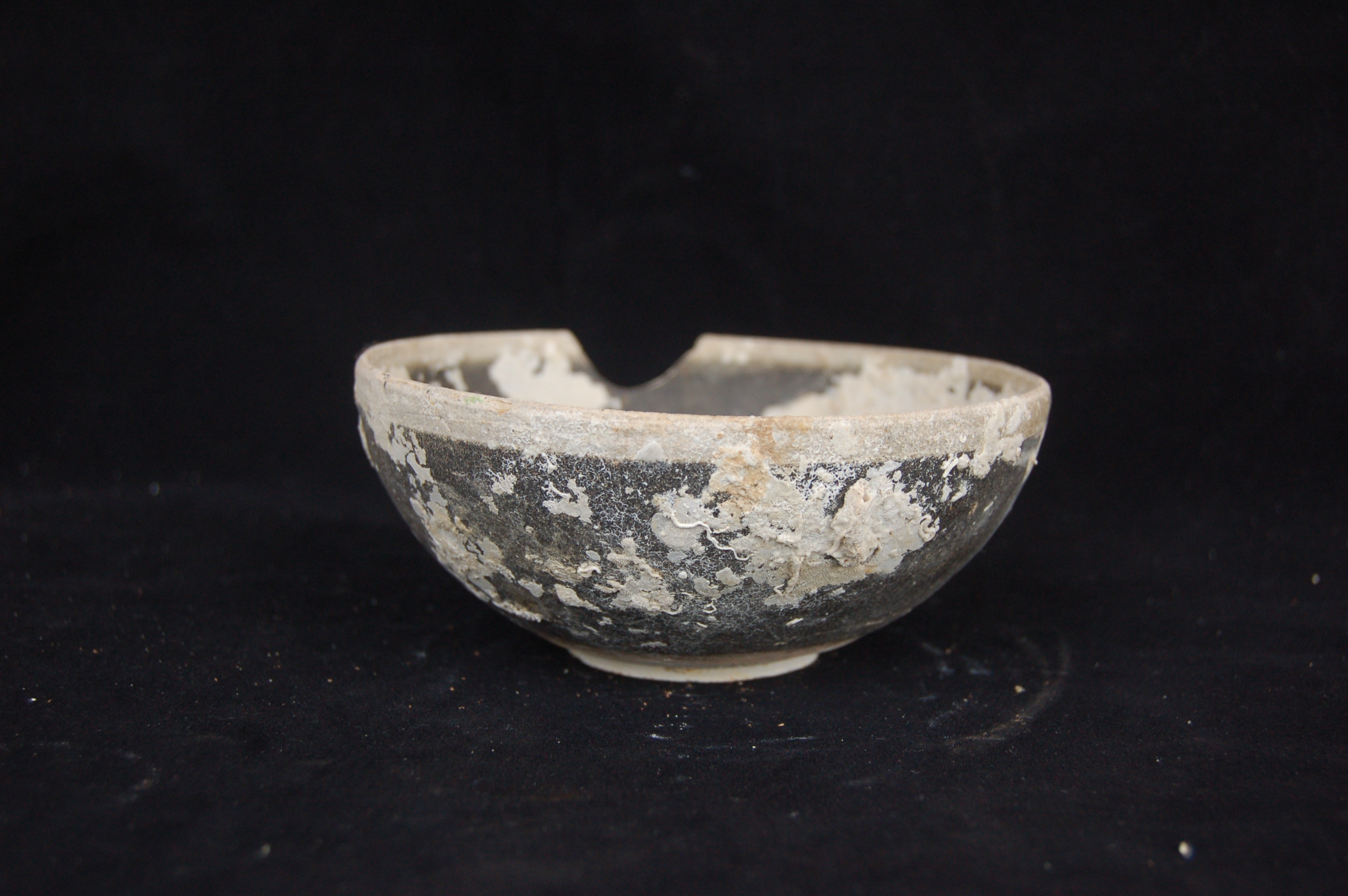 <em>Temmoku</em> with a straight rim, rounded wall and carved foot-ring. Unglazed rim. Diameter 13 cm, height 5.5 cm.