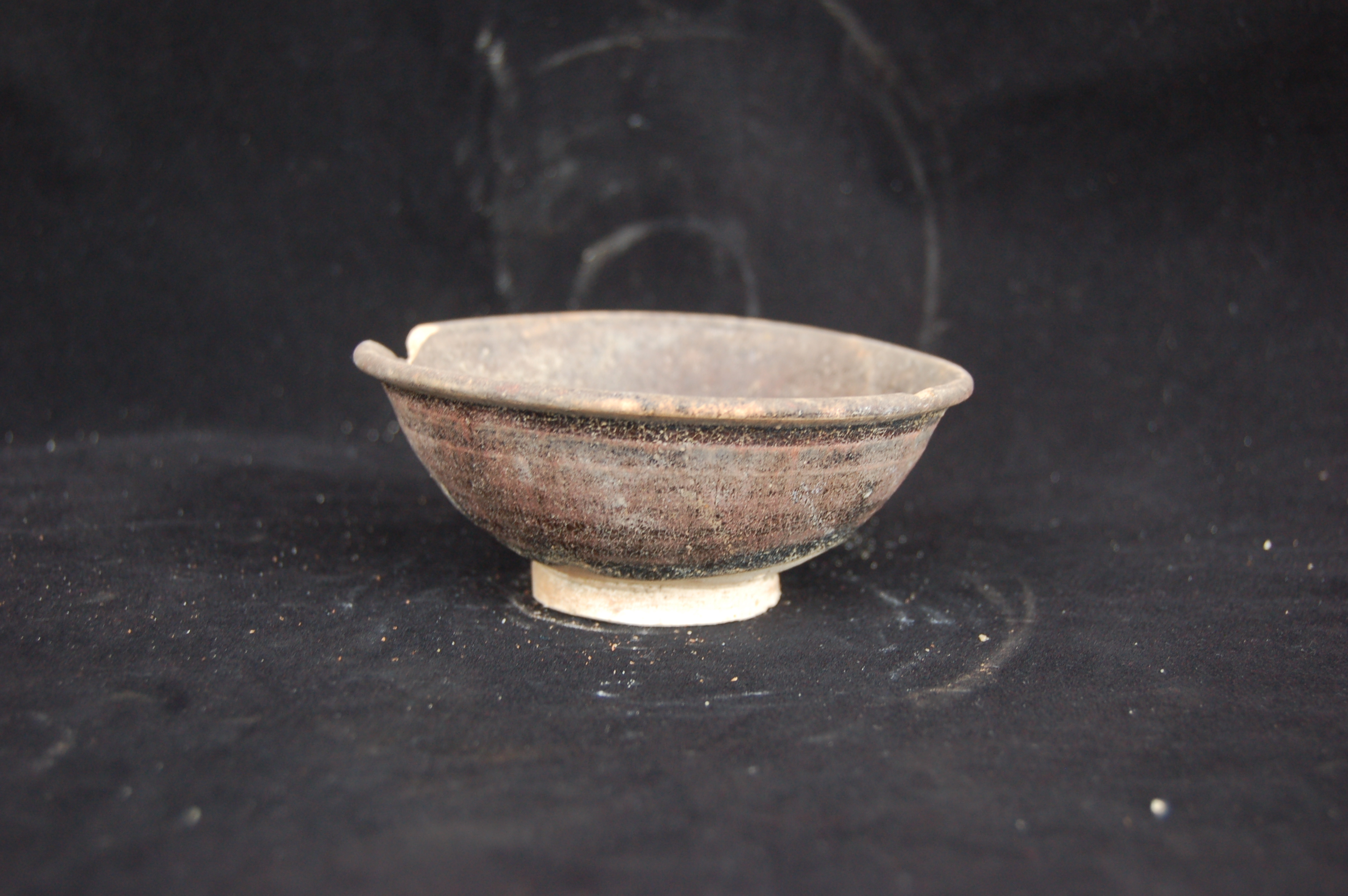 Small <em>temmoku</em> with an everted rim, rounded wall and carved foot-ring. Diameter 11 cm, height 4.5 cm.