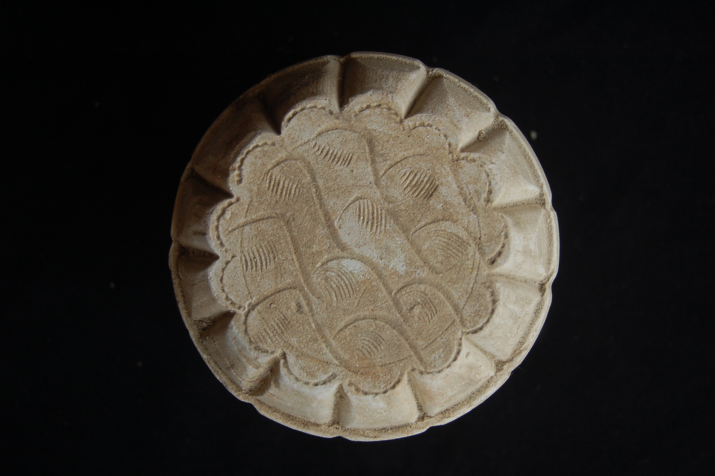 Large covered box with an incised wavy decoration on the cover and a slightly indented foot-ring. Diameter 10 cm. height 11 cm.