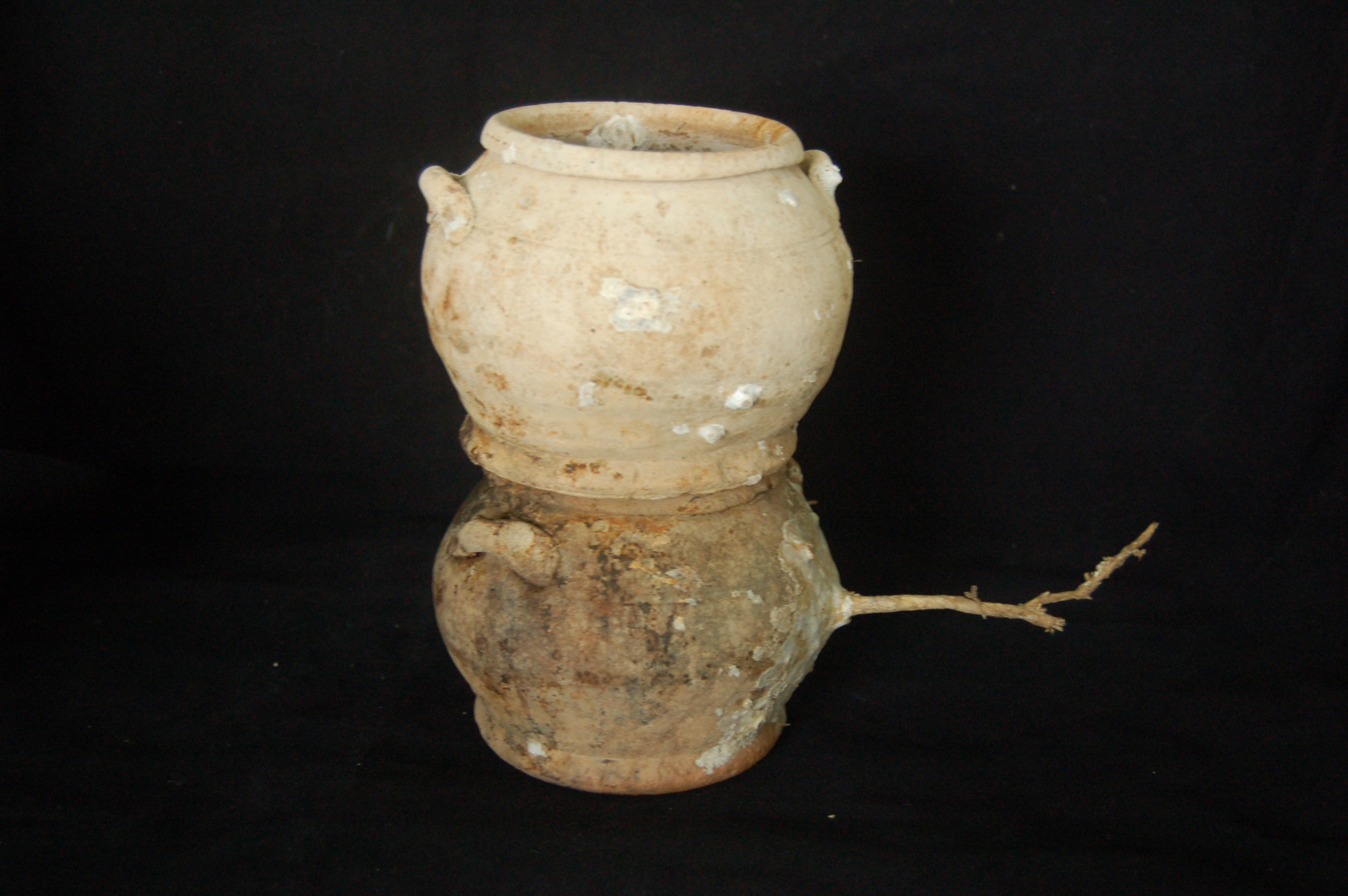 Small squat wide-mouth jars stuck together, each with two lug-handles on the shoulder, a folded mouth-rim and a flat base. Diameter 11 cm, height 8 cm each.