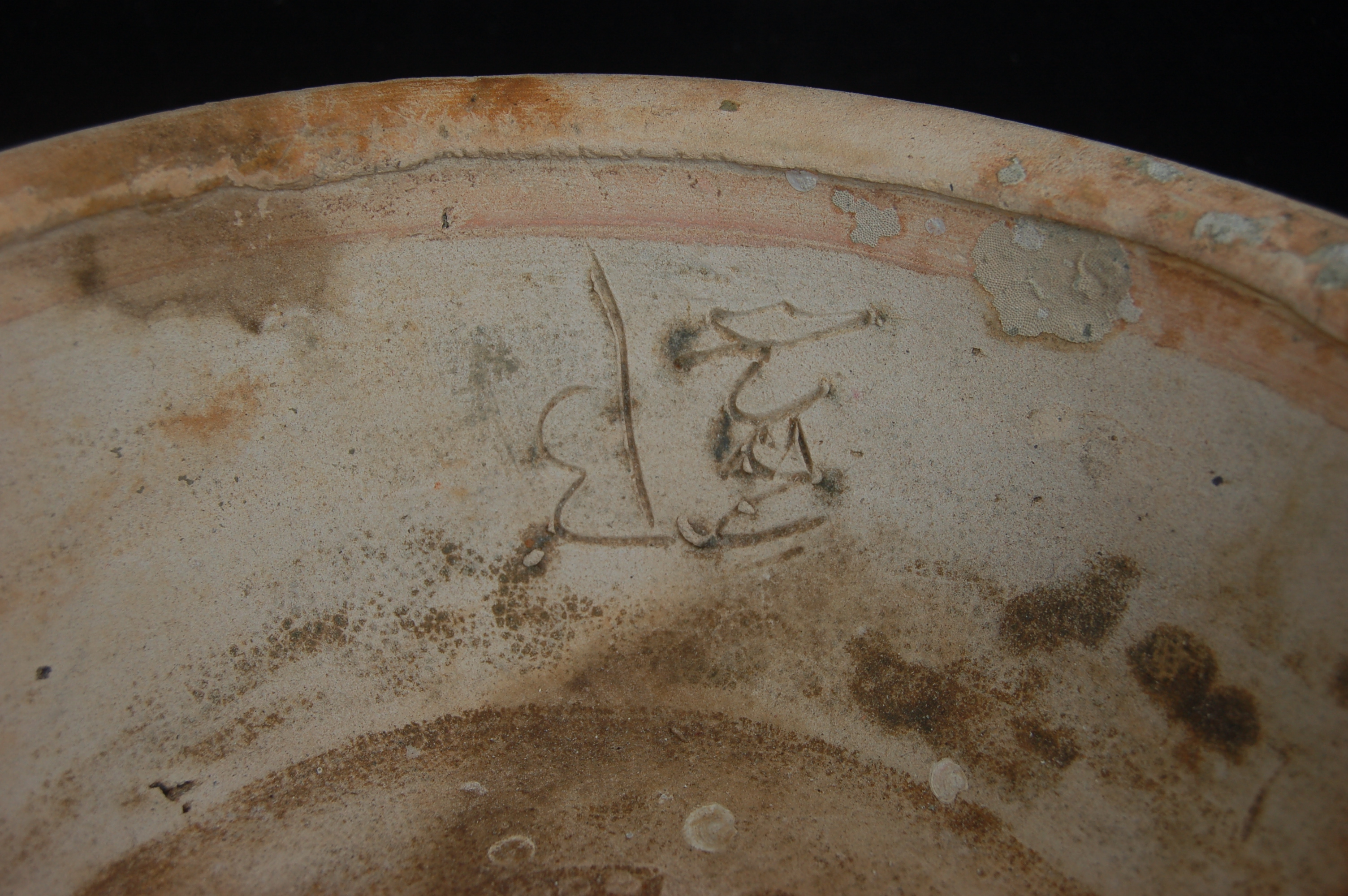 Inscribed characters on a basin cavetto and base.