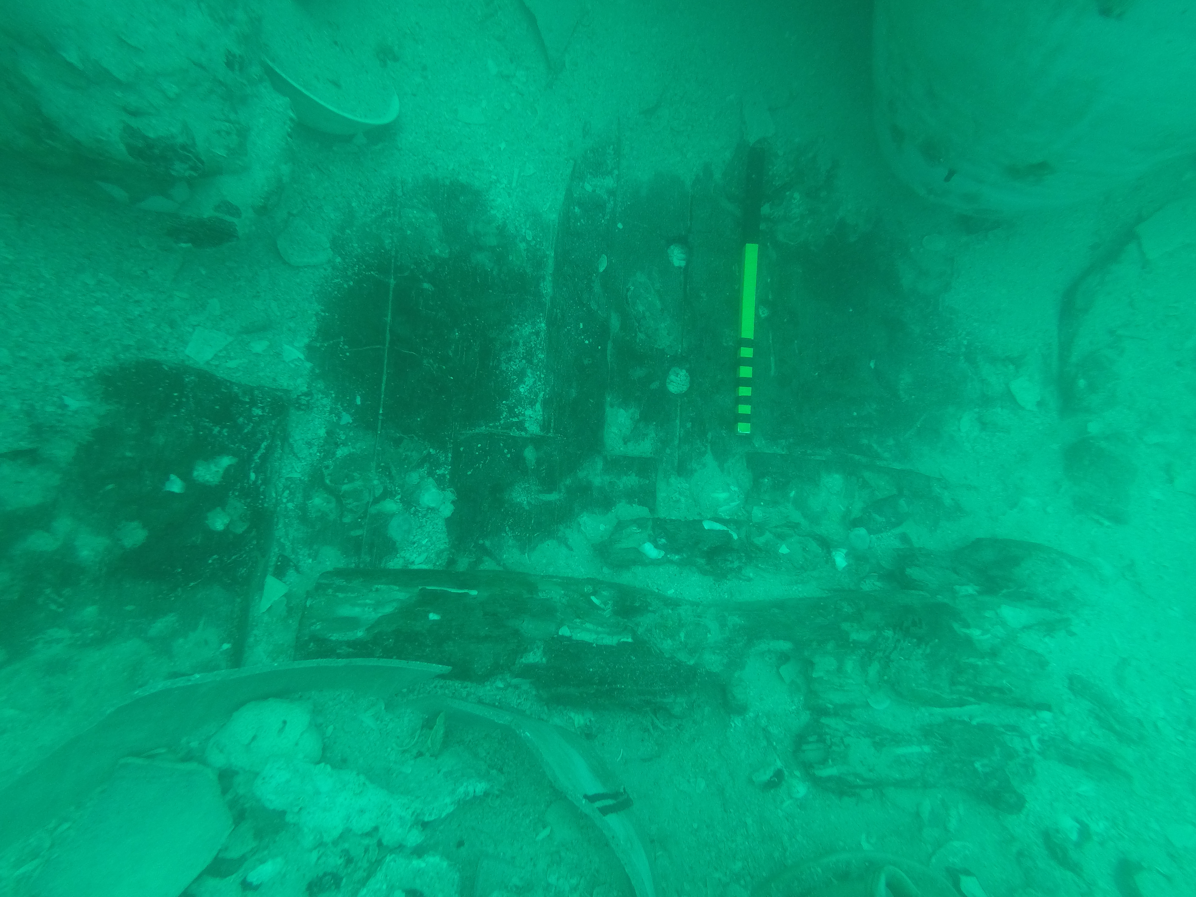 Plan view of a frame overlying planks with lugs on the Flying Fish Wreck (M. Flecker).